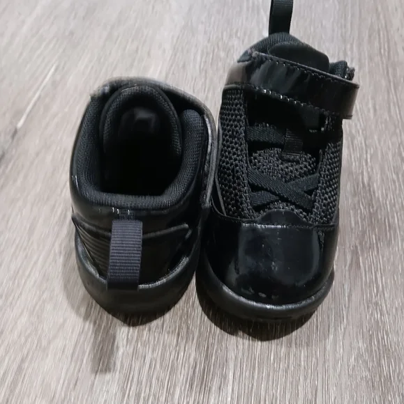 😍 toddler patent leather Jordans with false strings😍 - Picture 2 of 5